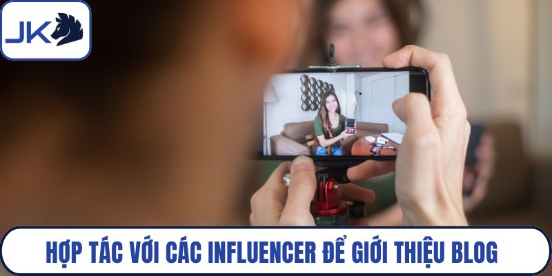 Hợp tác với các influencer để giới thiệu blog marketing